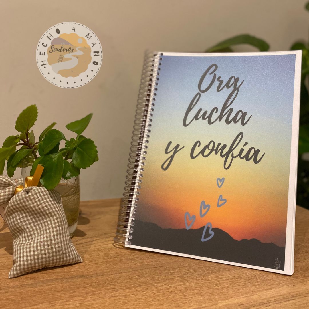 Libreta personalizada "Ora, lucha y confía"