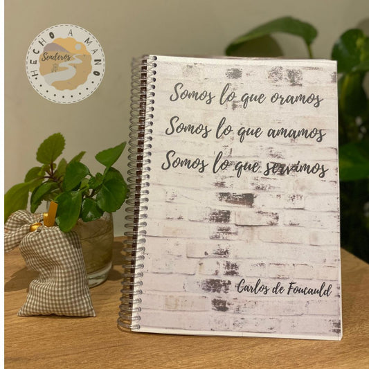 Libreta personalizada "Somos lo que oramos, somos lo que amamos, somos lo que servimos"