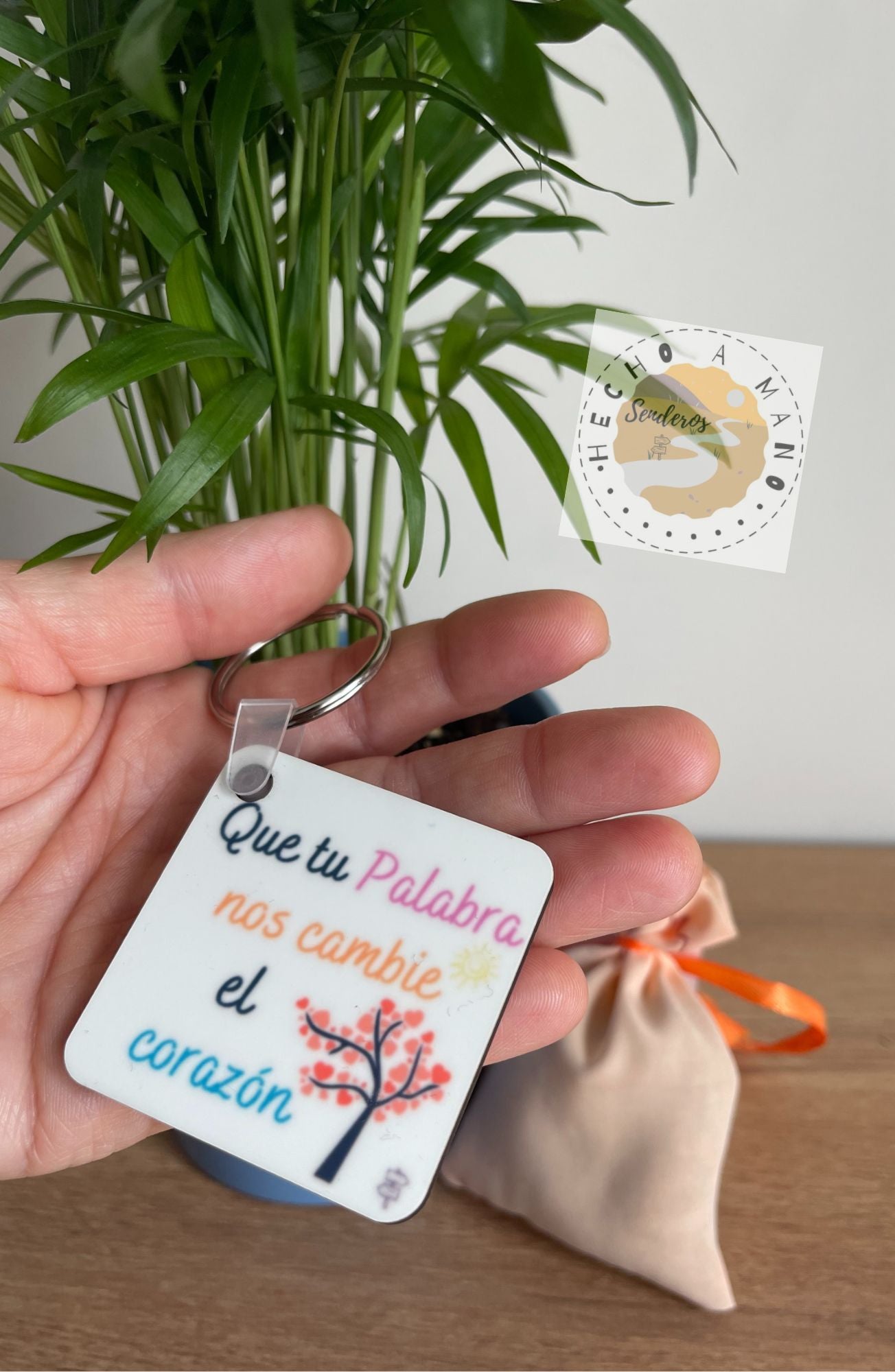 Llavero de madera "Que tu palabra nos cambie el corazón"